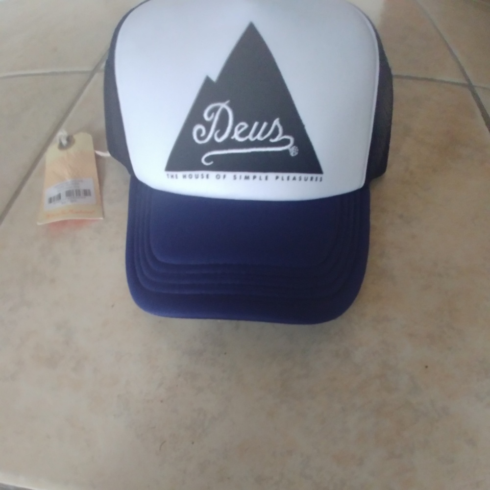 New deus hat